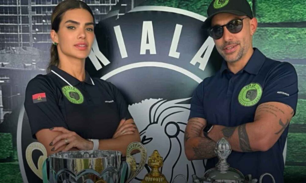 Ex-cantora Kelly Key posa de dirigente de futebol do Kiala FC, de Angola, ao lado do marido, presidente do clube.