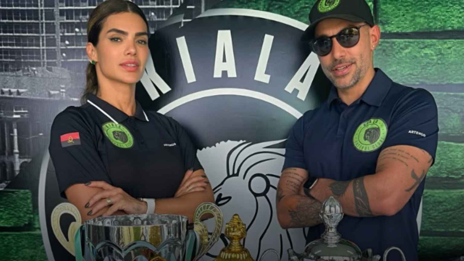 Ex-cantora Kelly Key posa de dirigente de futebol do Kiala FC, de Angola, ao lado do marido, presidente do clube.