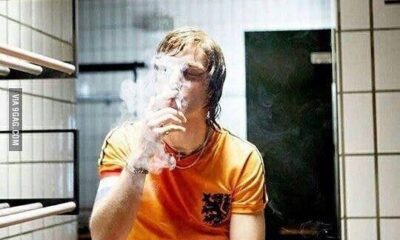 Jogador de futebol holandês Johan Cruyff fumando nos vestiários da seleção da Holanda durante a Copa do Mundo de 1974, na Alemanha