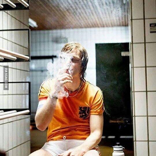 Jogador de futebol holandês Johan Cruyff fumando nos vestiários da seleção da Holanda durante a Copa do Mundo de 1974, na Alemanha