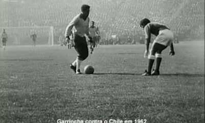 Brasileiro Garrincha se prepara para driblar o zagueiro do Chile na semifinal da Copa do Mundo de 1962.