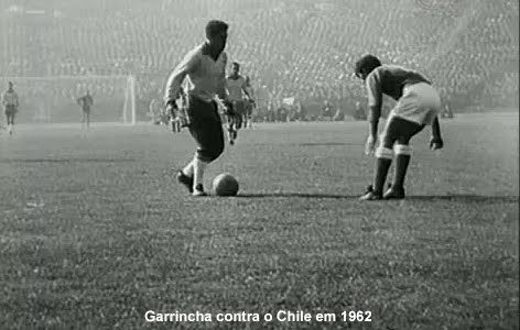 Brasileiro Garrincha se prepara para driblar o zagueiro do Chile na semifinal da Copa do Mundo de 1962.