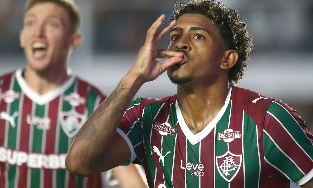 John Kennedy comemorando gol.