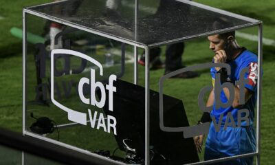 Árbitro de campo revendo lance no monitor do VAR no futebol brasileiro