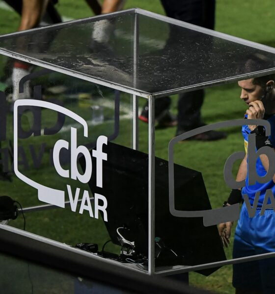 Árbitro de campo revendo lance no monitor do VAR no futebol brasileiro
