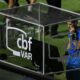 Árbitro de campo revendo lance no monitor do VAR no futebol brasileiro