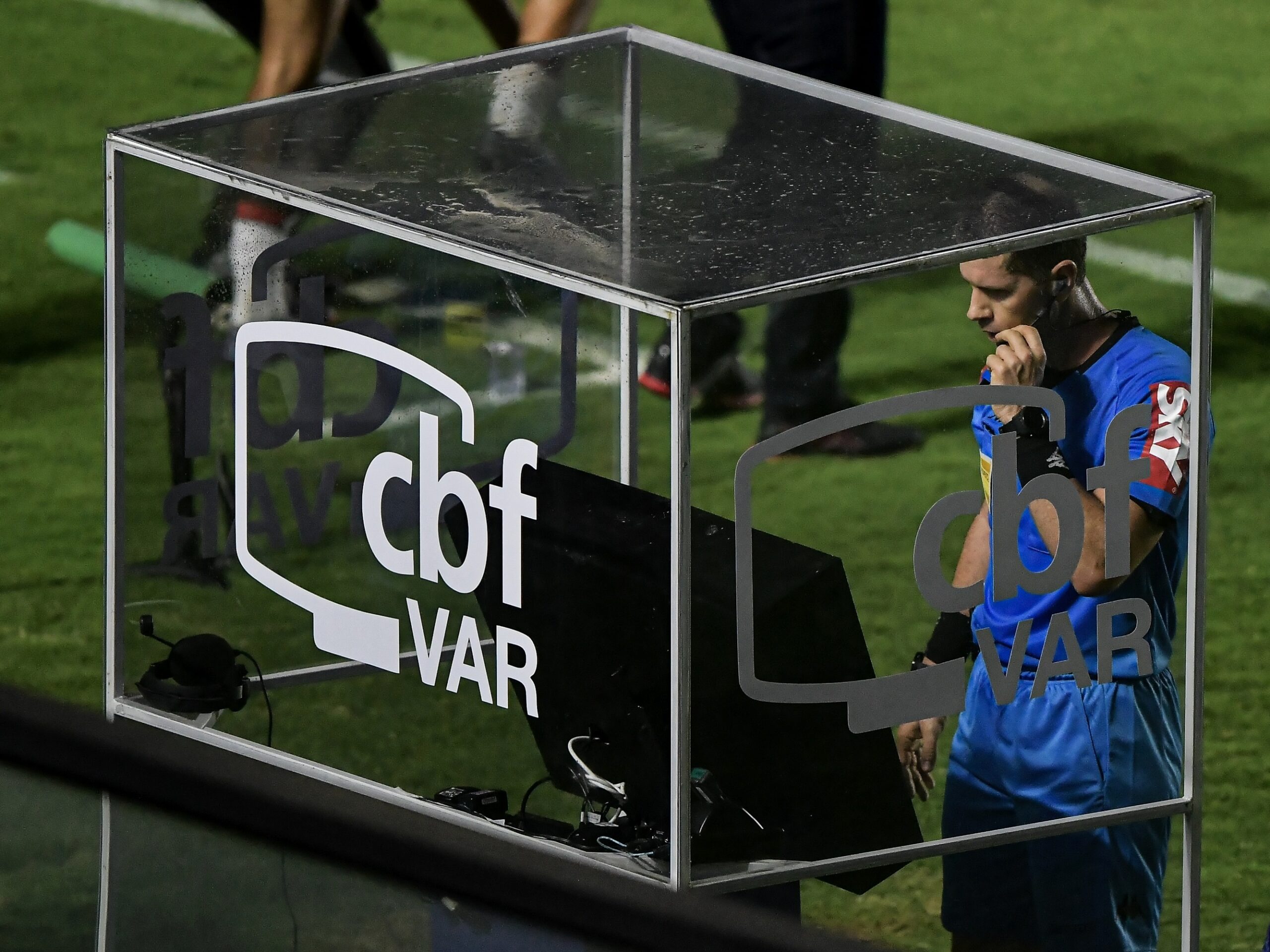 Árbitro de campo revendo lance no monitor do VAR no futebol brasileiro