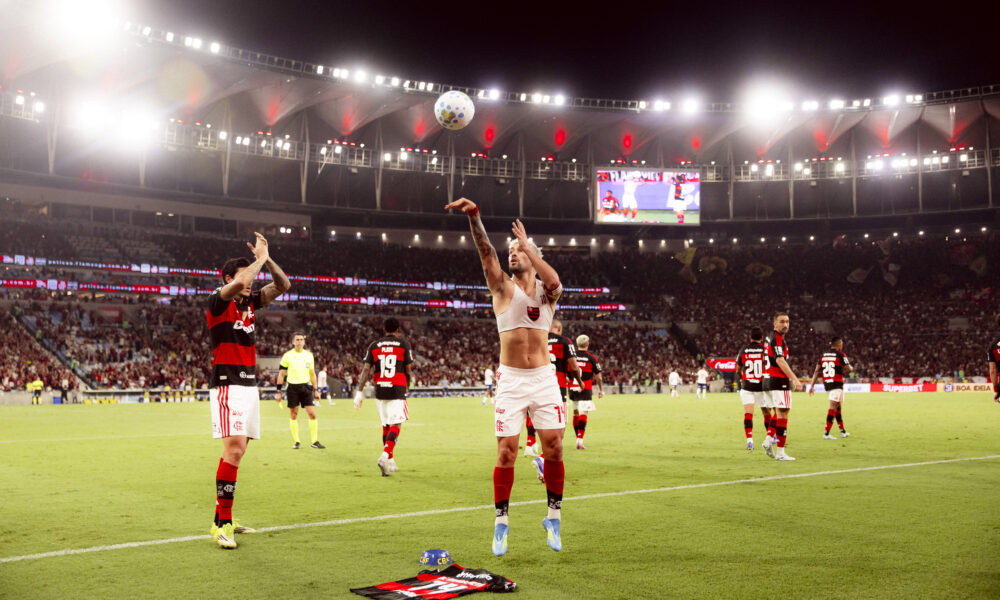 Arrascaeta comemorando gol pelo Flamengo em 2026