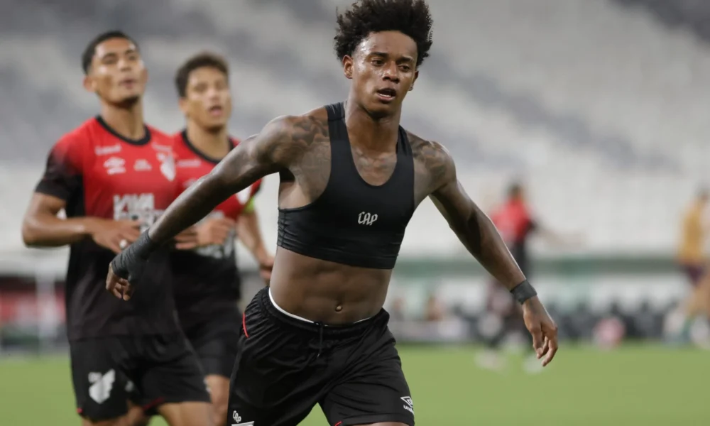 Jogador da base do Athletico-PR comemorando gol