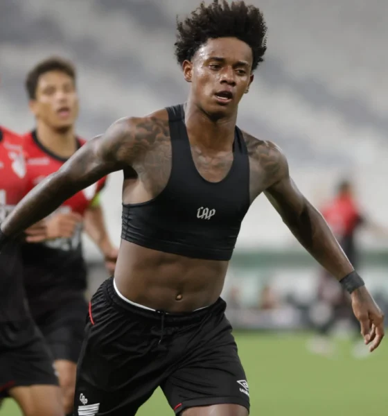 Jogador da base do Athletico-PR comemorando gol