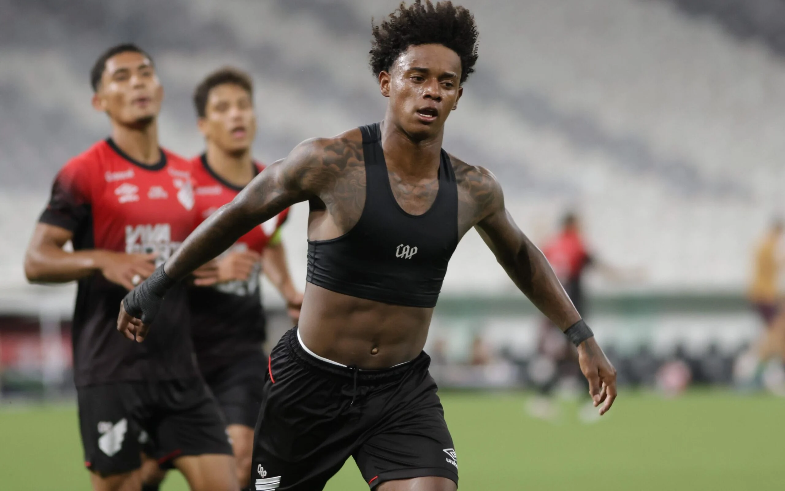 Jogador da base do Athletico-PR comemorando gol