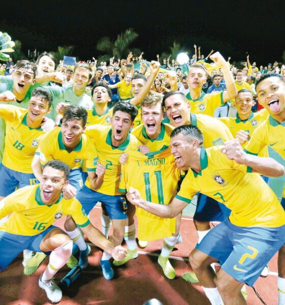 Jogadores da Seleção Brasileira Sub-17 comemoram a conquista da Copa do Mundo da categoria em 2019, em torneio disputado no Brasil.