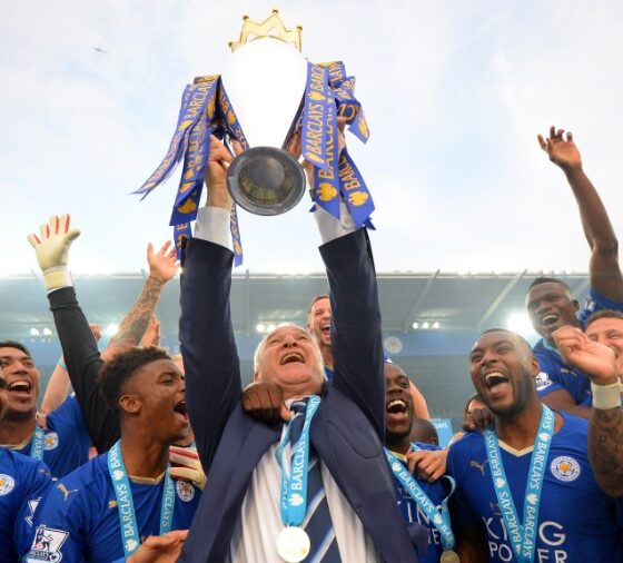 Técnico italiano Claudio Ranieri levanta com os jogadores do Leicester o troféu da Premier League 2015-2016, uma das trajetórias mais inacreditáveis do futebol moderno.