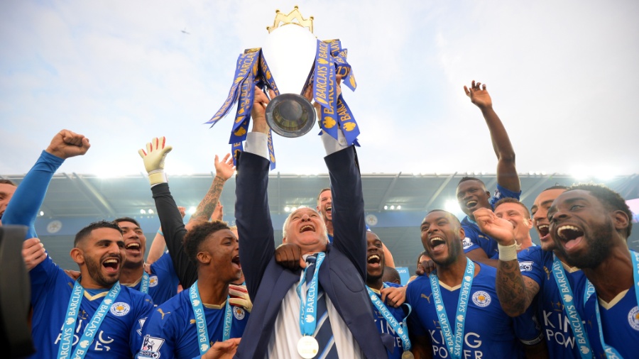 Técnico italiano Claudio Ranieri levanta com os jogadores do Leicester o troféu da Premier League 2015-2016, uma das trajetórias mais inacreditáveis do futebol moderno.