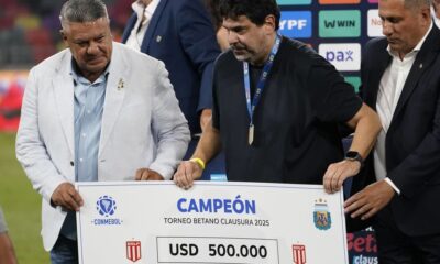Dirigentes do Estudiantes de La Plata com o cheque de premiação do Campeonato Argentino