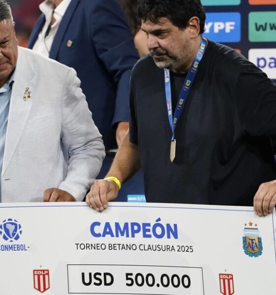 Dirigentes do Estudiantes de La Plata com o cheque de premiação do Campeonato Argentino