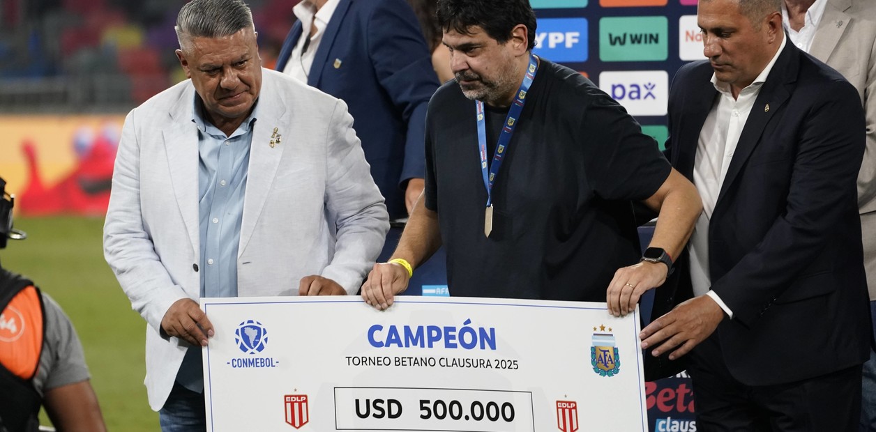 Dirigentes do Estudiantes de La Plata com o cheque de premiação do Campeonato Argentino