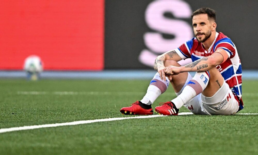 Jogador do Fortaleza cabisbaixo após rebaixamento para a Série B do Brasileirão 2025