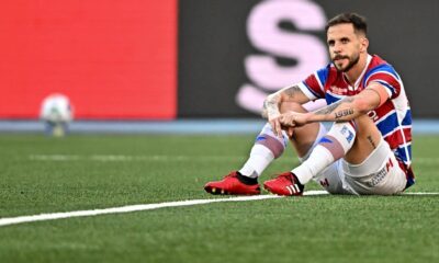 Jogador do Fortaleza cabisbaixo após rebaixamento para a Série B do Brasileirão 2025