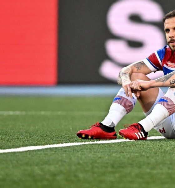 Jogador do Fortaleza cabisbaixo após rebaixamento para a Série B do Brasileirão 2025