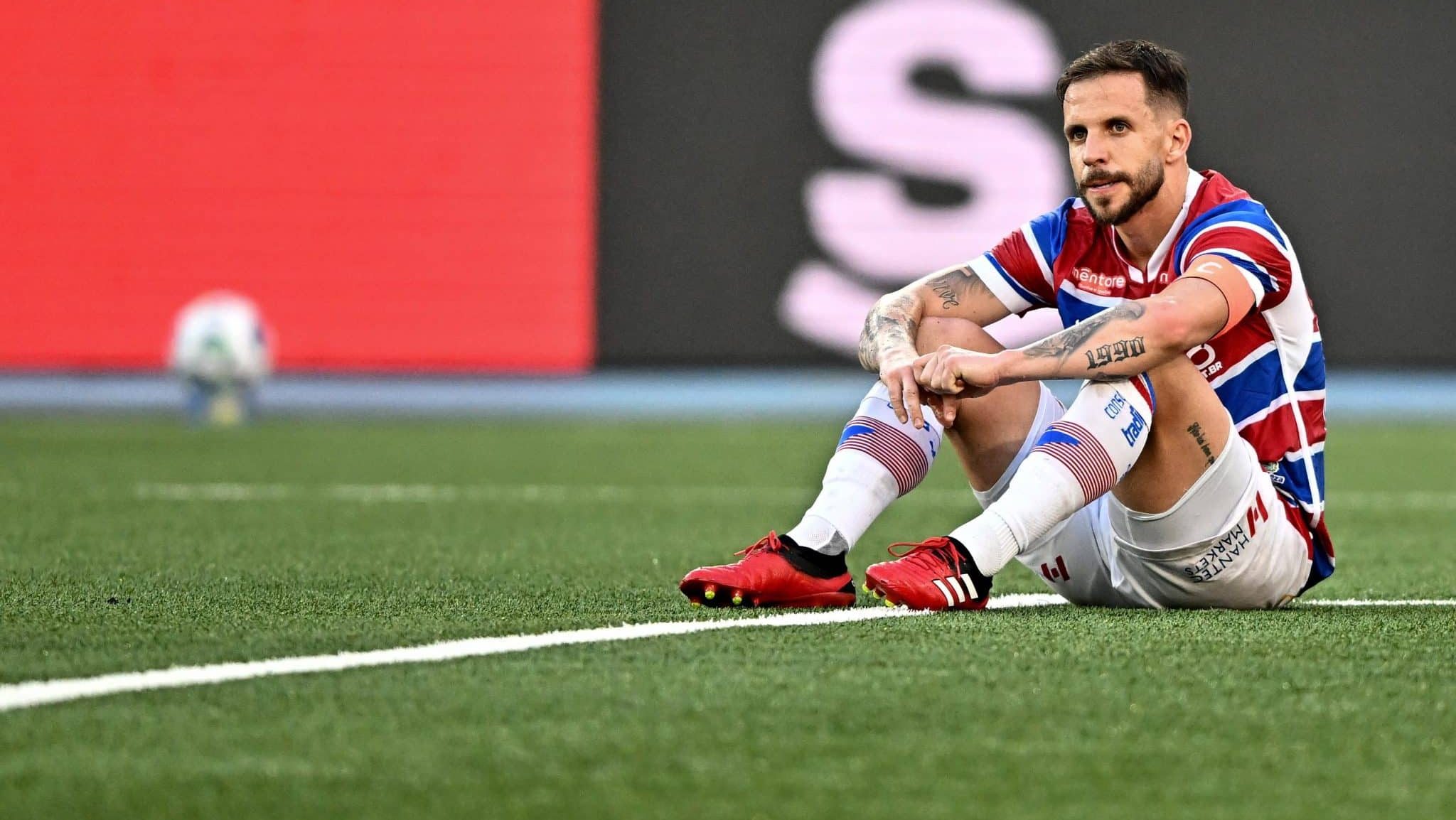 Jogador do Fortaleza cabisbaixo após rebaixamento para a Série B do Brasileirão 2025