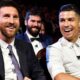 Messi e Cristiano Ronaldo sentados lado a lado e sorrindo durante sorteio dos grupos da Champions League temporada 2019/2020