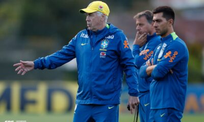 Técnico Carlo Ancelotti e membros da comissão técnica observam jogadores da Seleção Brasileira durante treino.
