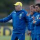 Técnico Carlo Ancelotti e membros da comissão técnica observam jogadores da Seleção Brasileira durante treino.