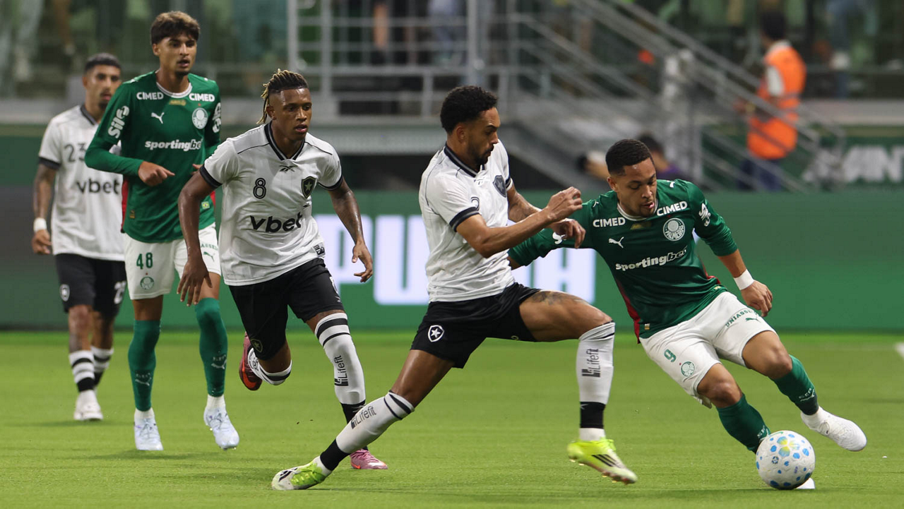 Vitor Roque, do Palmeiras, contra o Botafogo no Brasileirão 2026