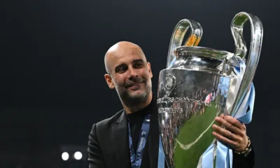 Guardiola olhando para a taça da Champions League