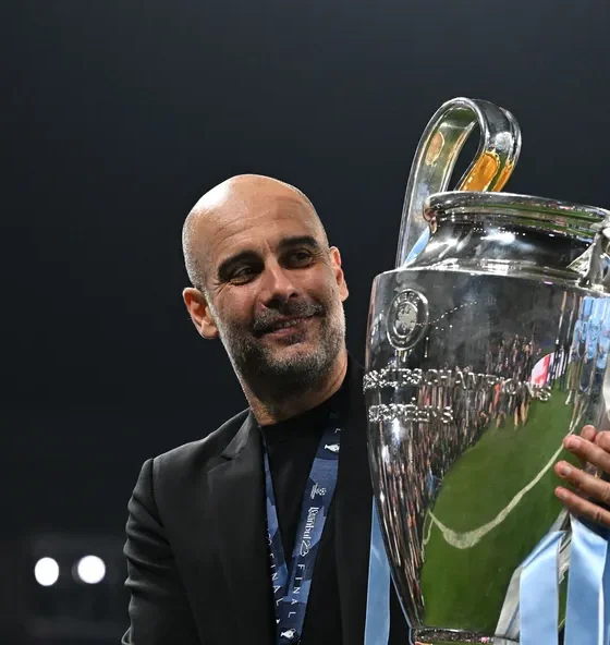 Guardiola olhando para a taça da Champions League
