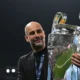 Guardiola olhando para a taça da Champions League