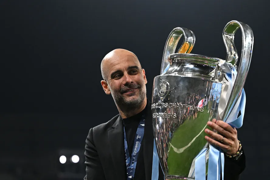 Guardiola olhando para a taça da Champions League