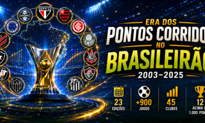 Imagem promocional sobre a era dos pontos corridos do Brasileirão entre 2003 e 2025. Ao centro aparece o troféu do Campeonato Brasileiro com fundo de estádio iluminado e mapa do Brasil. Em volta estão escudos de clubes como Flamengo, Palmeiras, Corinthians, São Paulo, Grêmio, Internacional, Cruzeiro, Vasco, Botafogo, Atlético-MG, Fluminense, Santos e Athletico-PR. Na parte inferior, estatísticas destacam 23 edições, mais de 900 jogos, 45 clubes e 12 equipes acima de mil pontos.