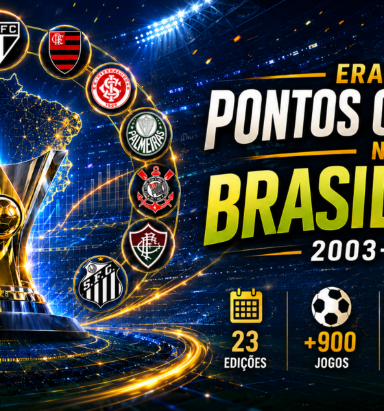 Imagem promocional sobre a era dos pontos corridos do Brasileirão entre 2003 e 2025. Ao centro aparece o troféu do Campeonato Brasileiro com fundo de estádio iluminado e mapa do Brasil. Em volta estão escudos de clubes como Flamengo, Palmeiras, Corinthians, São Paulo, Grêmio, Internacional, Cruzeiro, Vasco, Botafogo, Atlético-MG, Fluminense, Santos e Athletico-PR. Na parte inferior, estatísticas destacam 23 edições, mais de 900 jogos, 45 clubes e 12 equipes acima de mil pontos.
