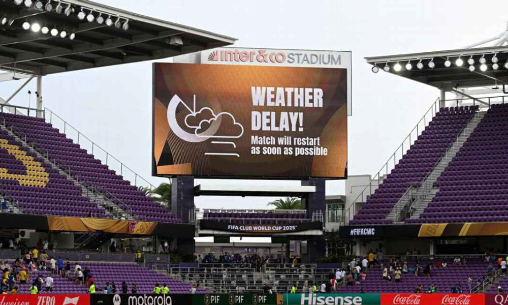 Placar eletrônico do Inter&Co Stadium, em Orlando, Flórida, mostra anúncio de "Weather Delay": atraso de evento por causa de alerta de tempestade durante jogo do Mundial de Clubes em 2025.