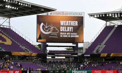 Placar eletrônico do Inter&Co Stadium, em Orlando, Flórida, mostra anúncio de "Weather Delay": atraso de evento por causa de alerta de tempestade durante jogo do Mundial de Clubes em 2025.