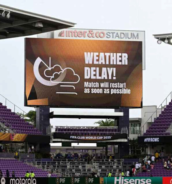 Placar eletrônico do Inter&Co Stadium, em Orlando, Flórida, mostra anúncio de "Weather Delay": atraso de evento por causa de alerta de tempestade durante jogo do Mundial de Clubes em 2025.