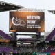 Placar eletrônico do Inter&Co Stadium, em Orlando, Flórida, mostra anúncio de "Weather Delay": atraso de evento por causa de alerta de tempestade durante jogo do Mundial de Clubes em 2025.