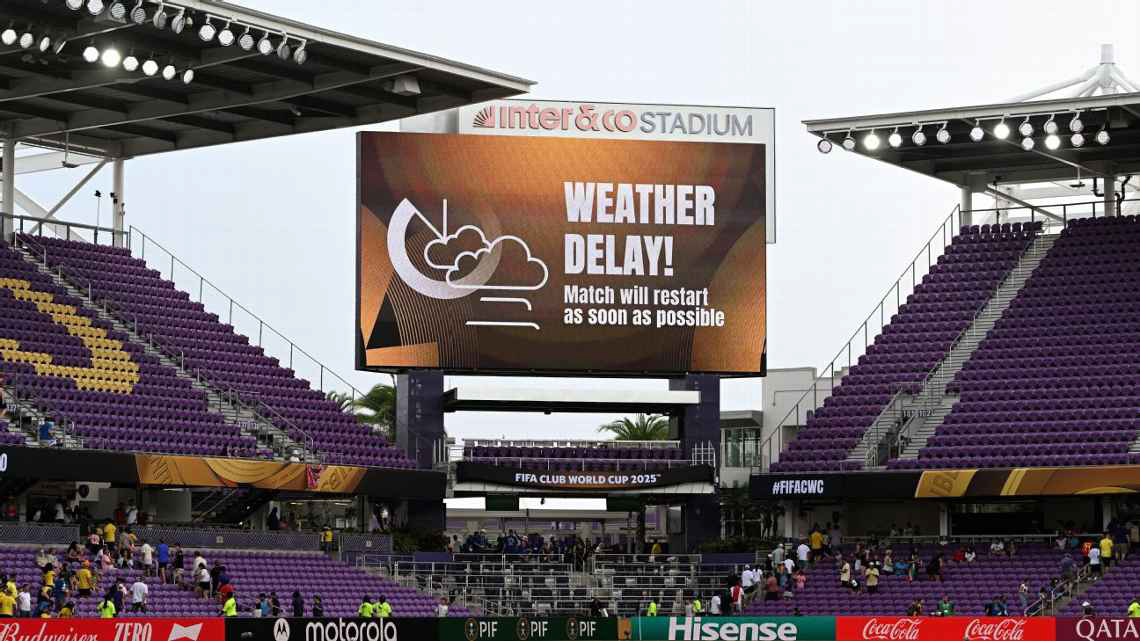 Placar eletrônico do Inter&Co Stadium, em Orlando, Flórida, mostra anúncio de "Weather Delay": atraso de evento por causa de alerta de tempestade durante jogo do Mundial de Clubes em 2025.