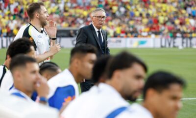 Carlo Ancelotti, técnico italiano da Seleção Brasileira, orienta os jogadores da Seleção Brasileira durante amistoso contra o Egito, às vésperas da Copa 2026