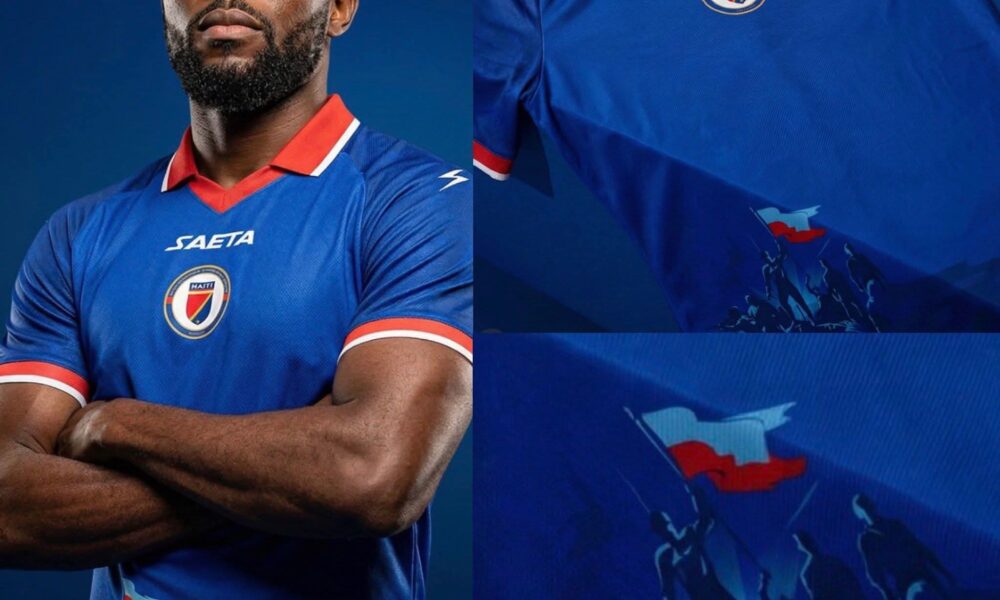 Uniforme principal do Haiti para a Copa 2026 mostrando elementos históricos da independência do país e que foram barrados pela FIFA, que entendeu ser uma mensagem política.