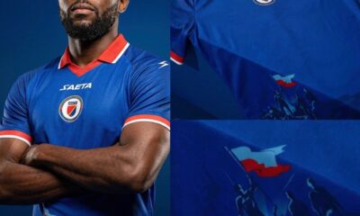 Uniforme principal do Haiti para a Copa 2026 mostrando elementos históricos da independência do país e que foram barrados pela FIFA, que entendeu ser uma mensagem política.