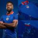 Uniforme principal do Haiti para a Copa 2026 mostrando elementos históricos da independência do país e que foram barrados pela FIFA, que entendeu ser uma mensagem política.