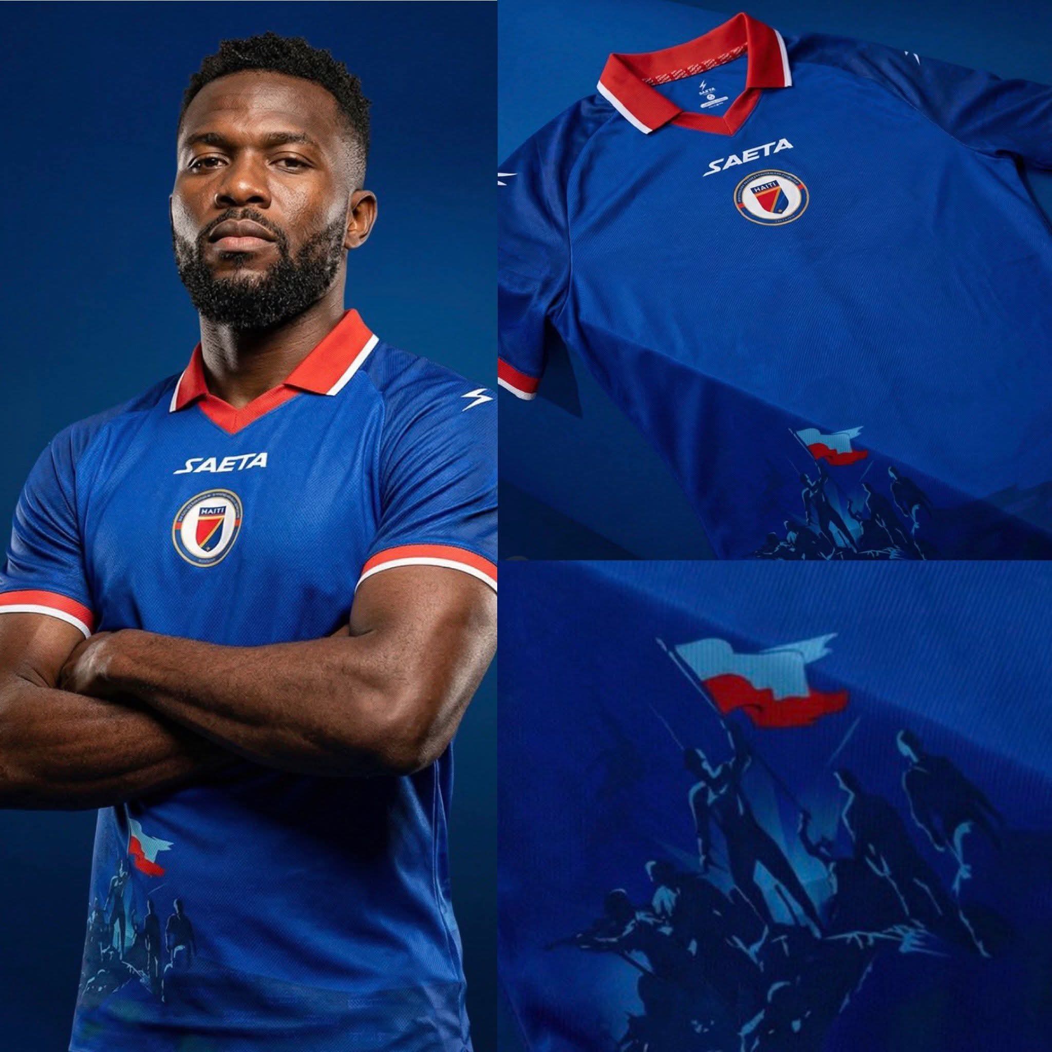 Uniforme principal do Haiti para a Copa 2026 mostrando elementos históricos da independência do país e que foram barrados pela FIFA, que entendeu ser uma mensagem política.
