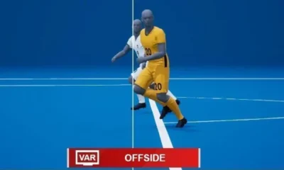 Ilustração digital em 3D mostrando a linha virtual de impedimento gerada automaticamente pelo sistema da FIFA sobre o corpo do jogador.