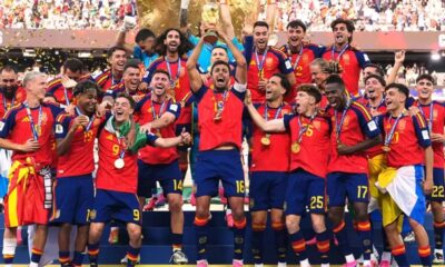 Taça da Copa do Mundo FIFA 2026 e celebração da Seleção Espanhola com o bicampeonato mundial após vencer a Argentina na final da Copa do Mundo 2026.