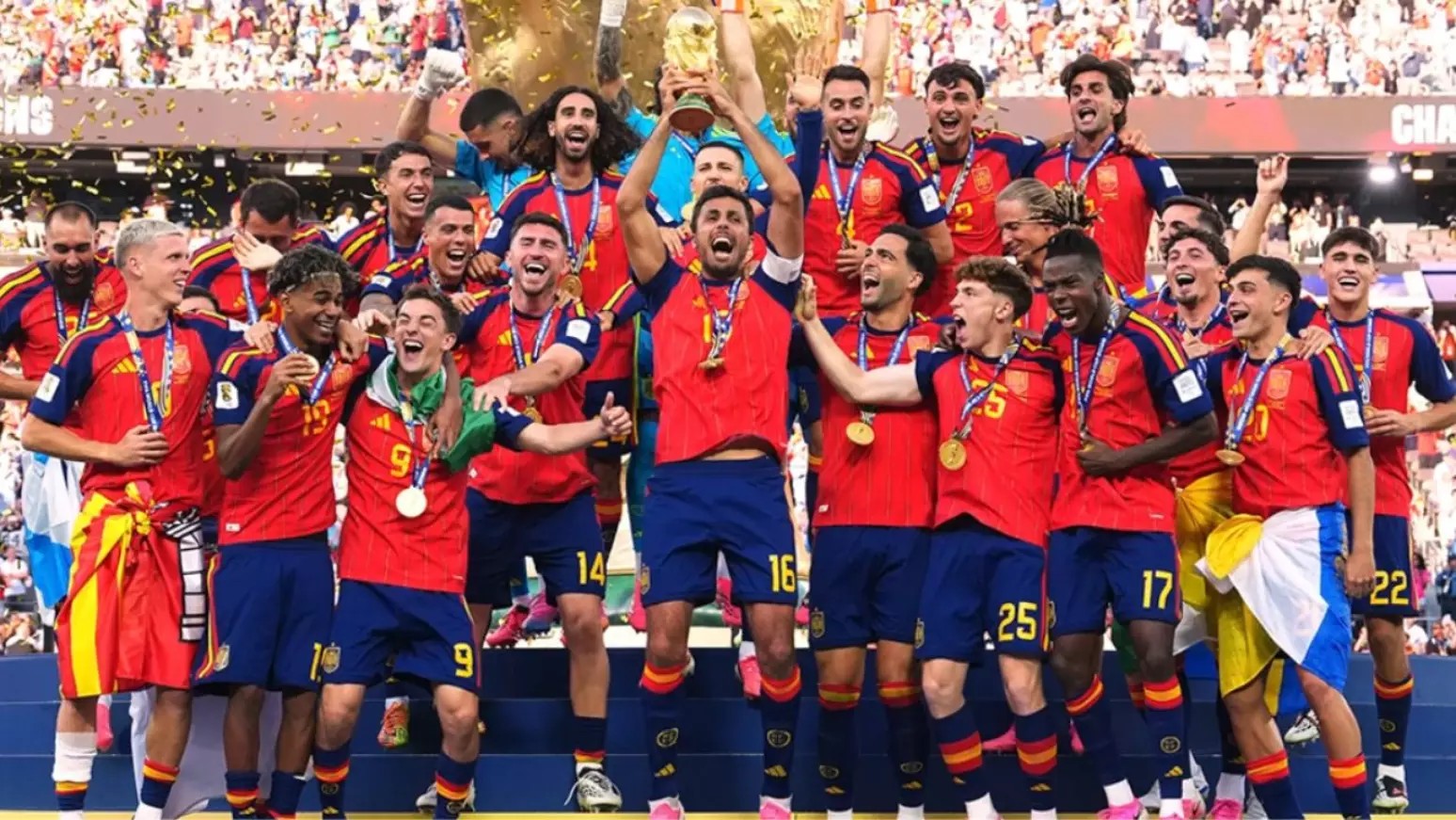 Taça da Copa do Mundo FIFA 2026 e celebração da Seleção Espanhola com o bicampeonato mundial após vencer a Argentina na final da Copa do Mundo 2026.