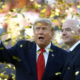 Presidente dos EUA Donald Trump e o presidente da FIFA Gianni Infantino em meio à celebração espanhola pelo título da Copa 2026.