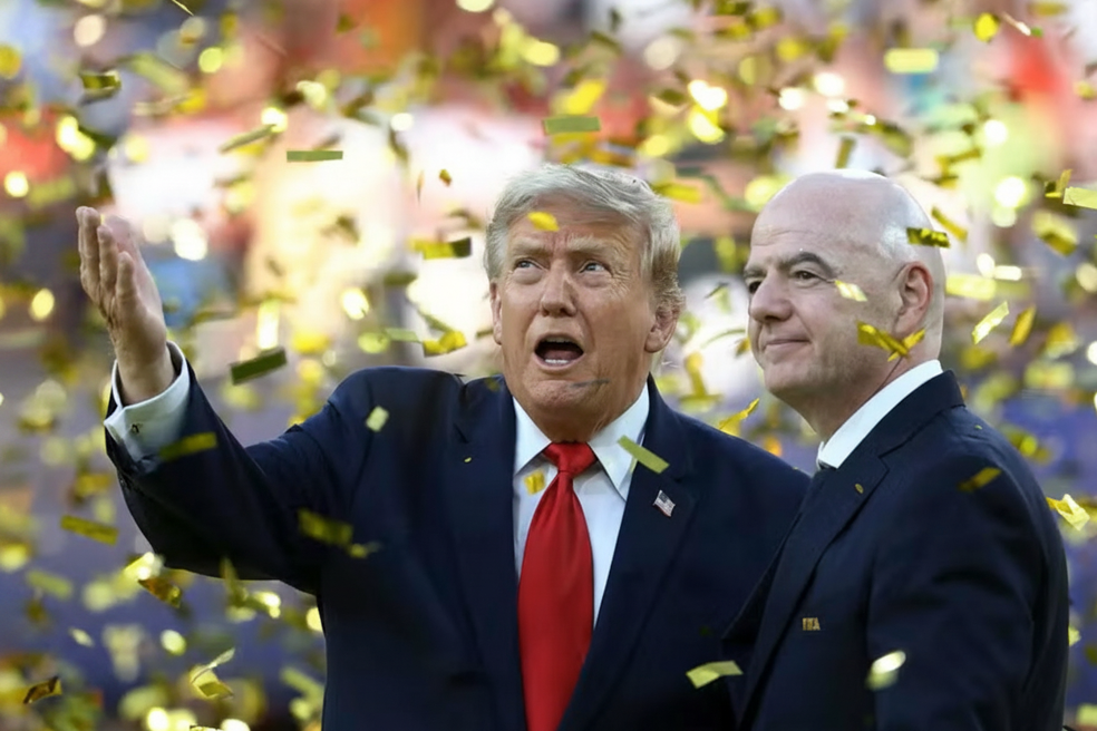 Presidente dos EUA Donald Trump e o presidente da FIFA Gianni Infantino em meio à celebração espanhola pelo título da Copa 2026.